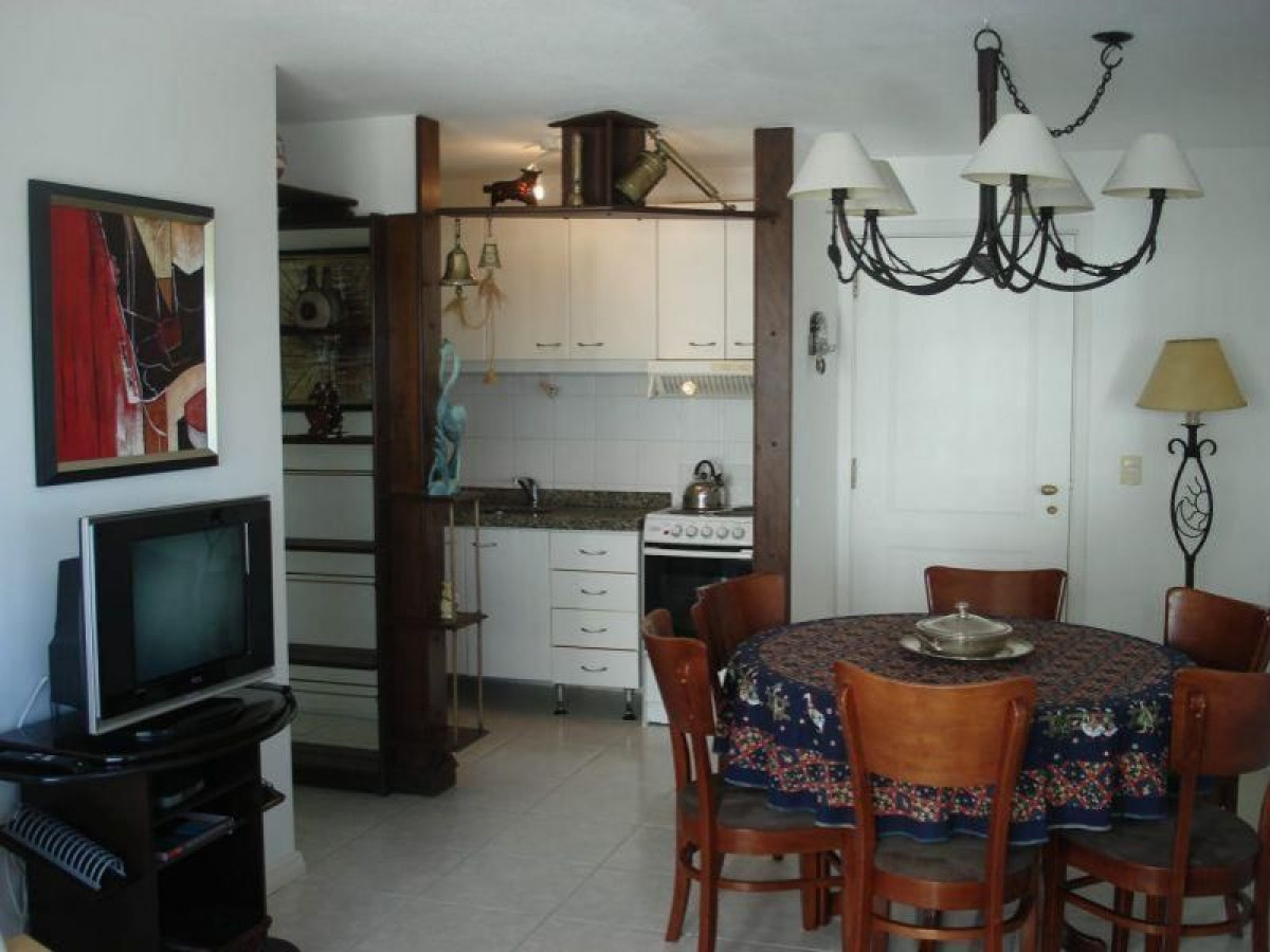Apartamento en venta de 2 dormitorios en Punta del Este.