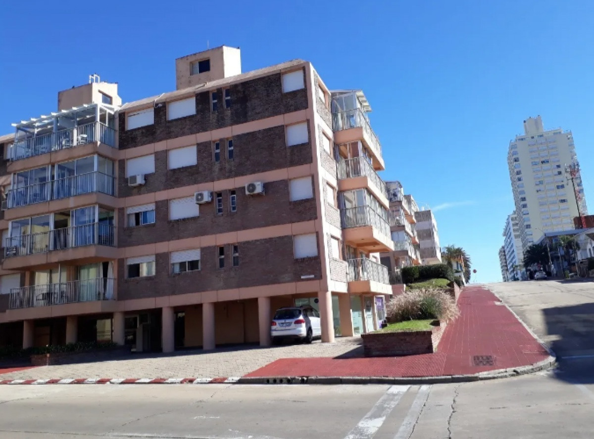 Apartamento en venta de 2 dormitorios en Punta del Este.