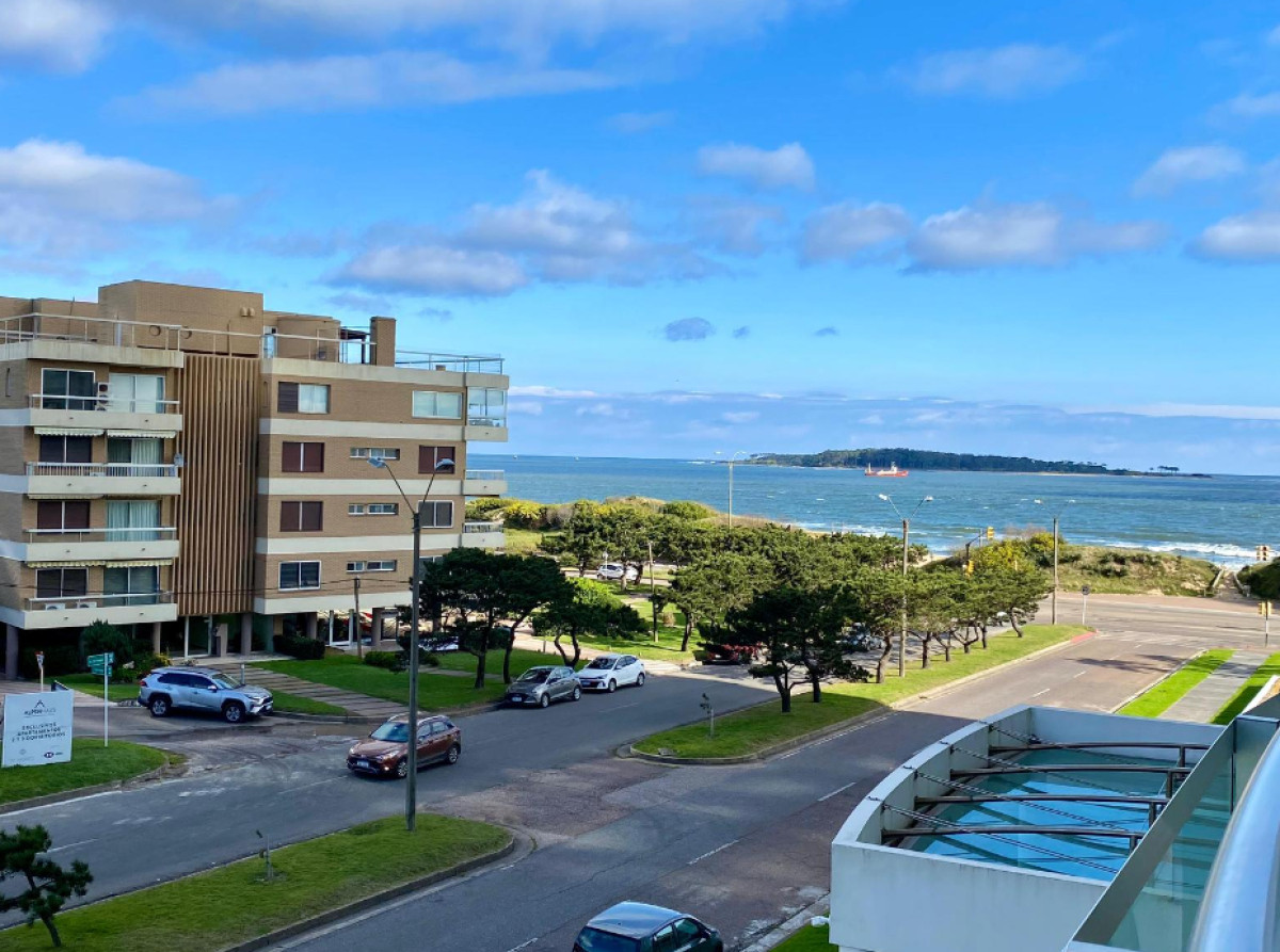 Apartamento en venta de 2 dormitorios y dependencia en torre Aquarela, Punta del Este.