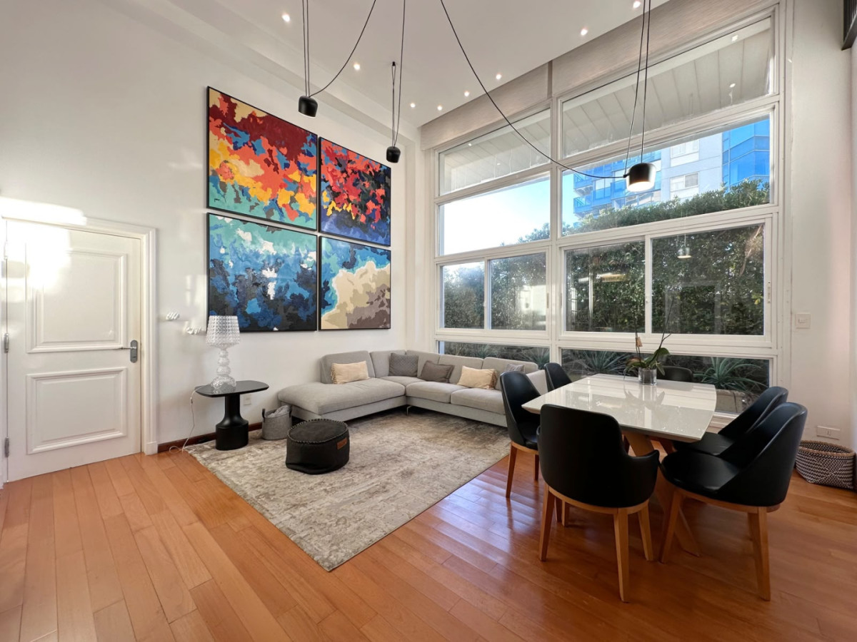 Duplex en Venta de 3 Dormitorios en Millenium Tower. Playa Mansa, Punta del Este