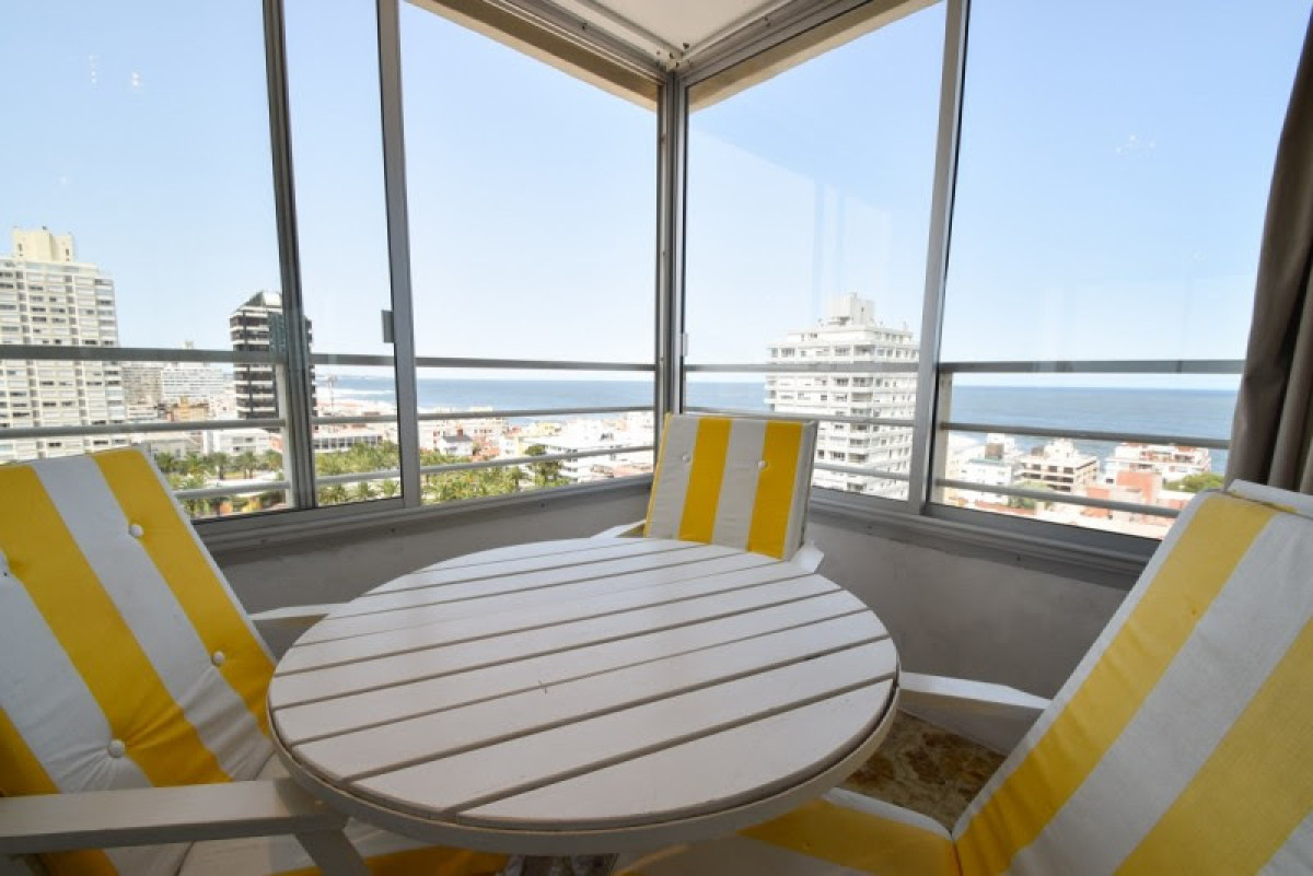 Apartamento de 2 dormitorios en venta en Punta del Este.