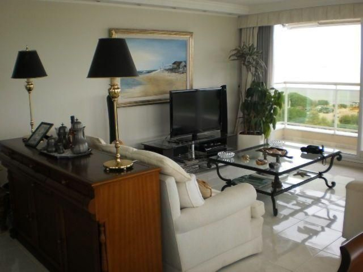 Apartamento de 3 dormitorios en Coral Tower, Mansa, Punta del Este.