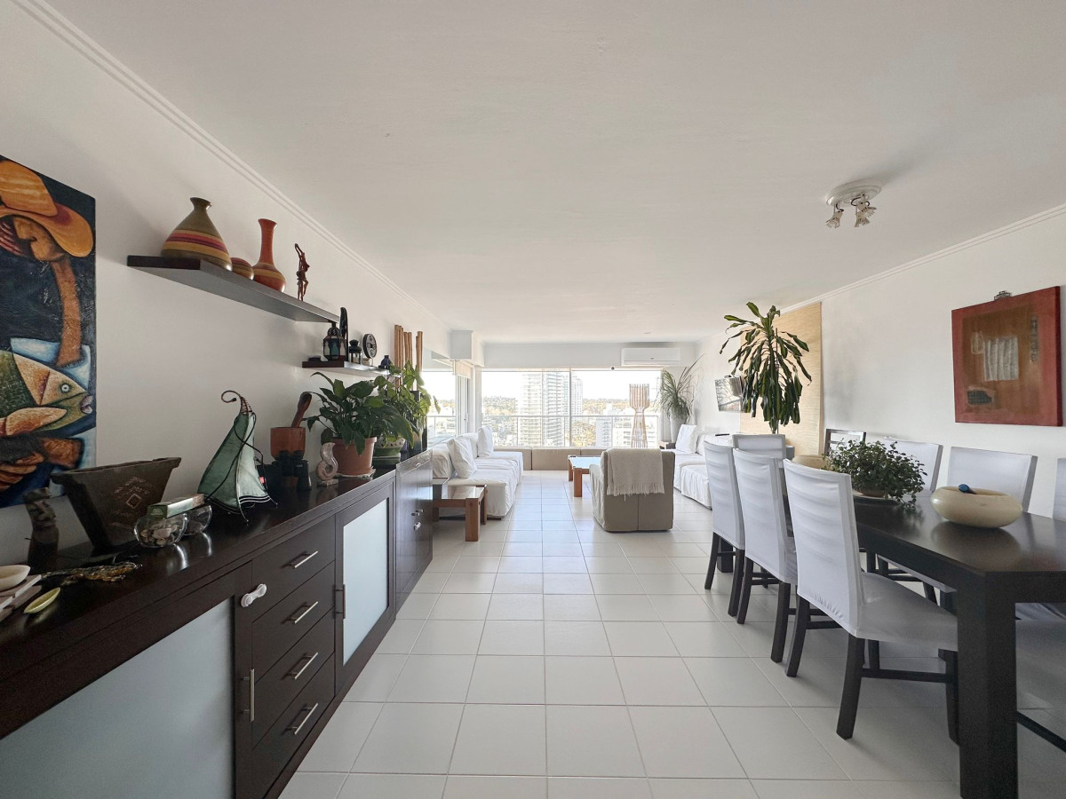 Apartamento de 3 Dormitorios + dependencia en Venta en Ocean Tower, Punta del Este.