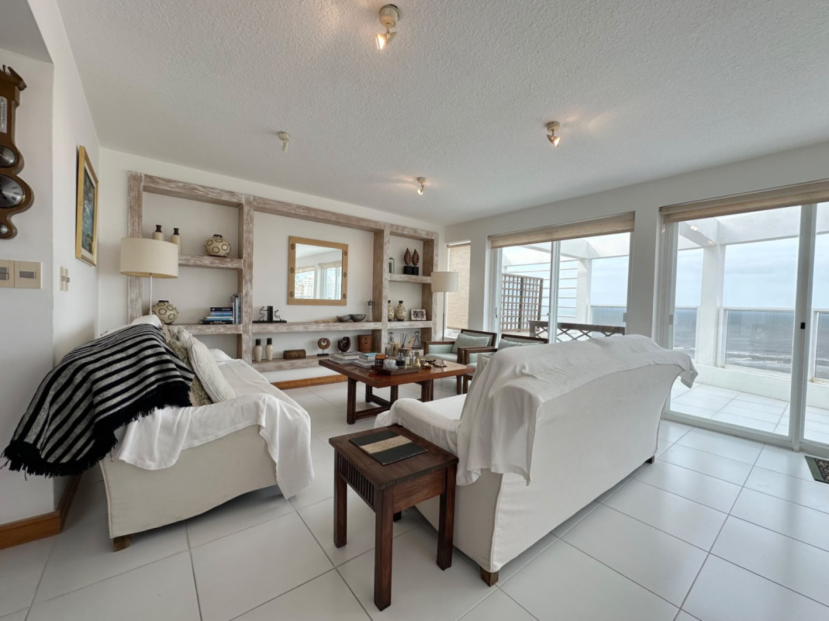 Oportunidad Pent House en primera linea playa brava con parrillero