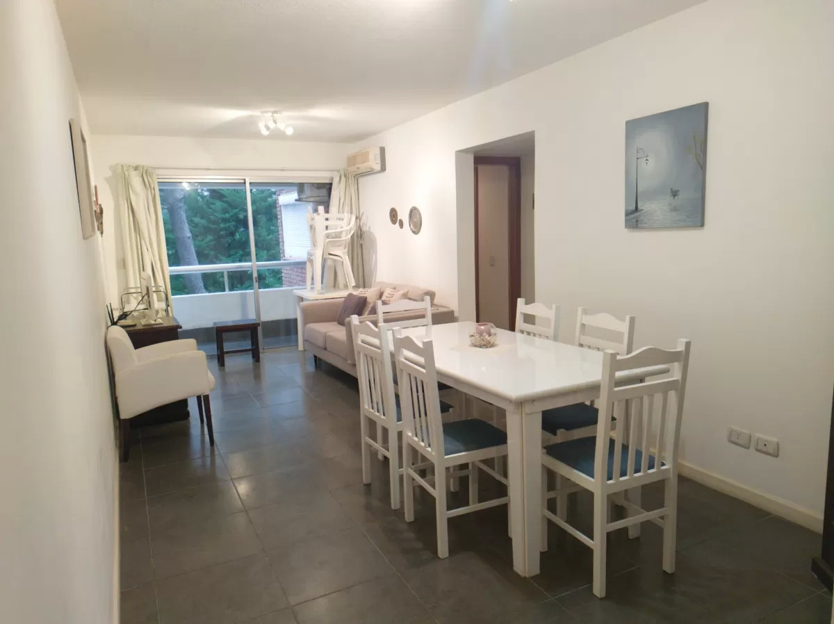 Apartamento en venta de 2 dormitorios en Punta del Este.