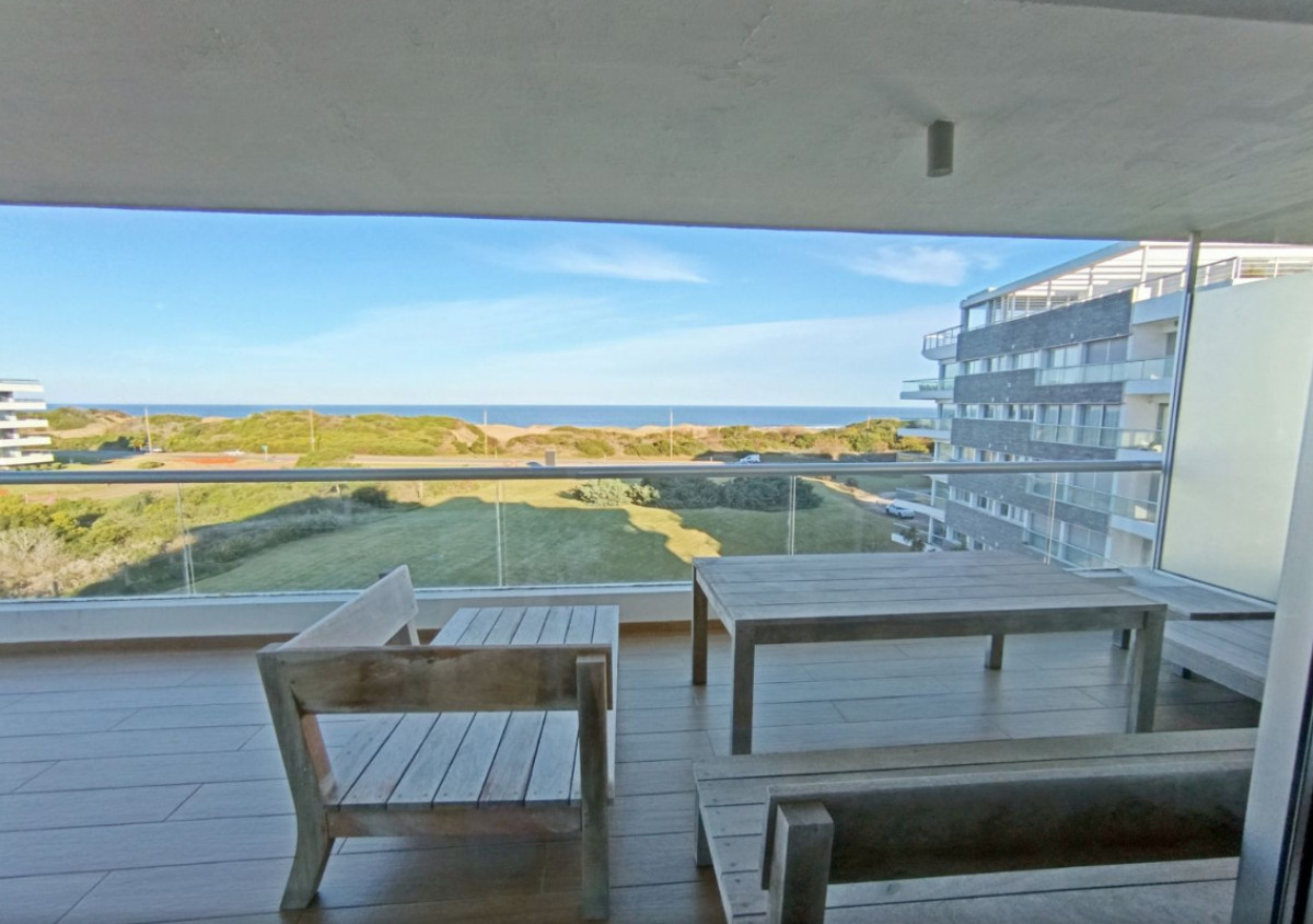 Departamento en Venta de 3 Suites y dependencia de servicio en Edificio Silente, Playa Brava. Punta del Este
