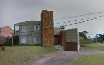 CASA EN VENTA DE 3 DORMITORIOS LA BARRA 