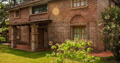 CASA EN VENTA Y ALQUILER DE 5 DORMITORIOS EN PUNTA DEL ESTE 