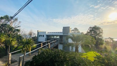 CASA DE 3 DORMITORIOS EN PUNTA BALLENA