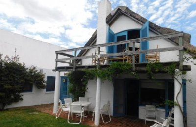 CASA EN VENTA DE 5 DORMITORIOS EN LA BARRA 