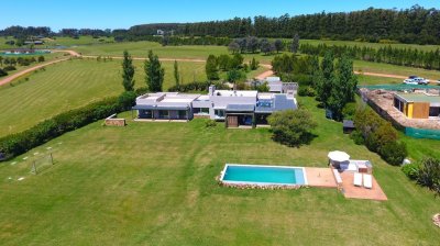 CASA 4 DORMITORIOS EN PUEBLO MIO, MANANTIALES, PUNTA DEL ESTE 