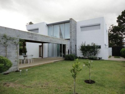 CASA DE 5 DORMITORIOS EN MANSA, PUNTA DEL ESTE