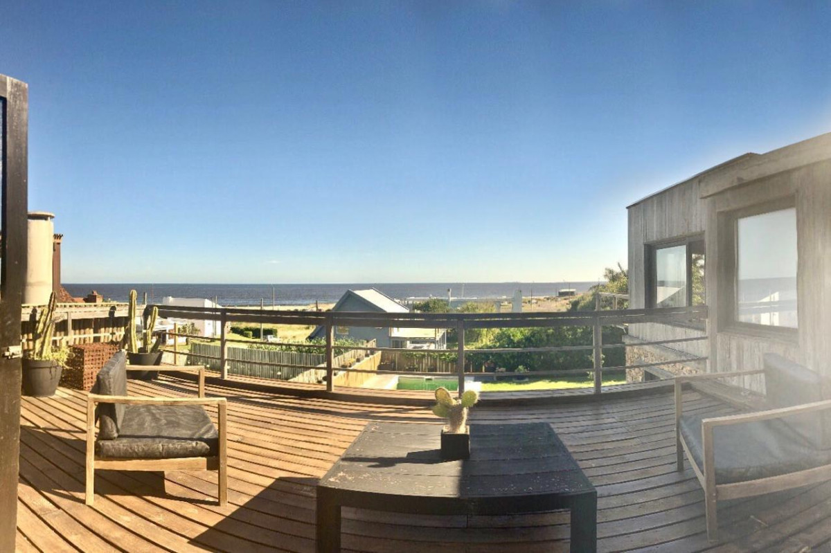 Casa en venta de 3 dormitorios con vista al mar en El Chorro, Punta del Este.