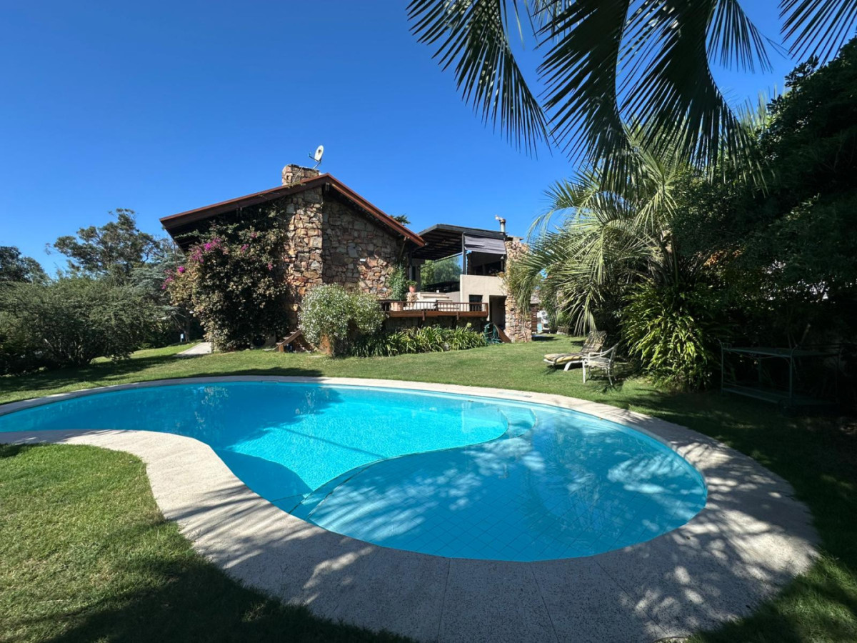 Casa en Venta de 5 Dormitorios en Pinares, a 2 cuadras del mar.