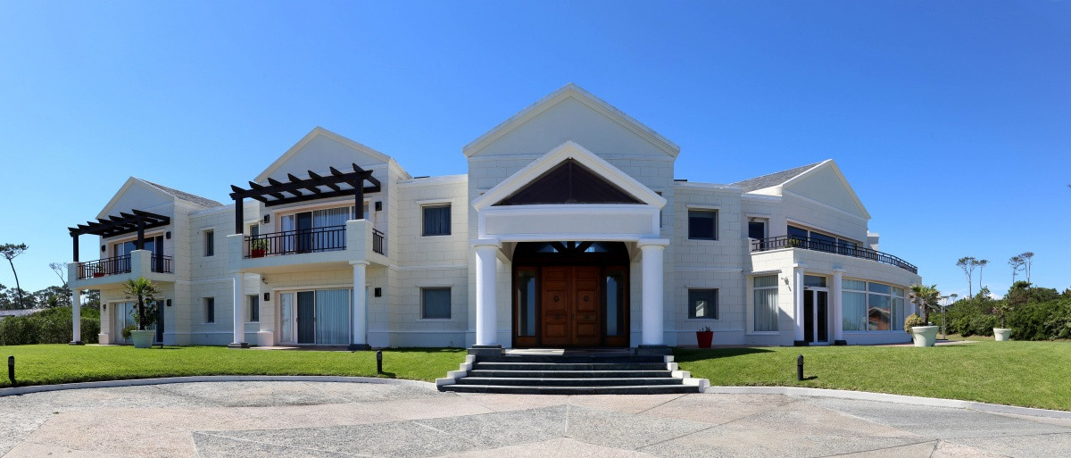 Casa en venta de 5 dormitorios en primera linea playa Mansa, Punta del Este.