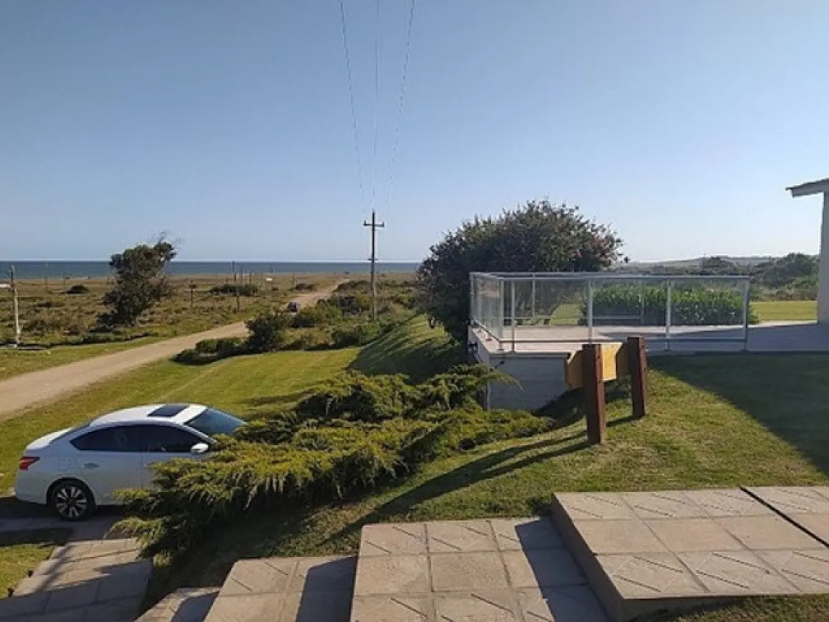 Excelente casa en venta frente al mar en Barra de Portezuelo, Punta del Este.