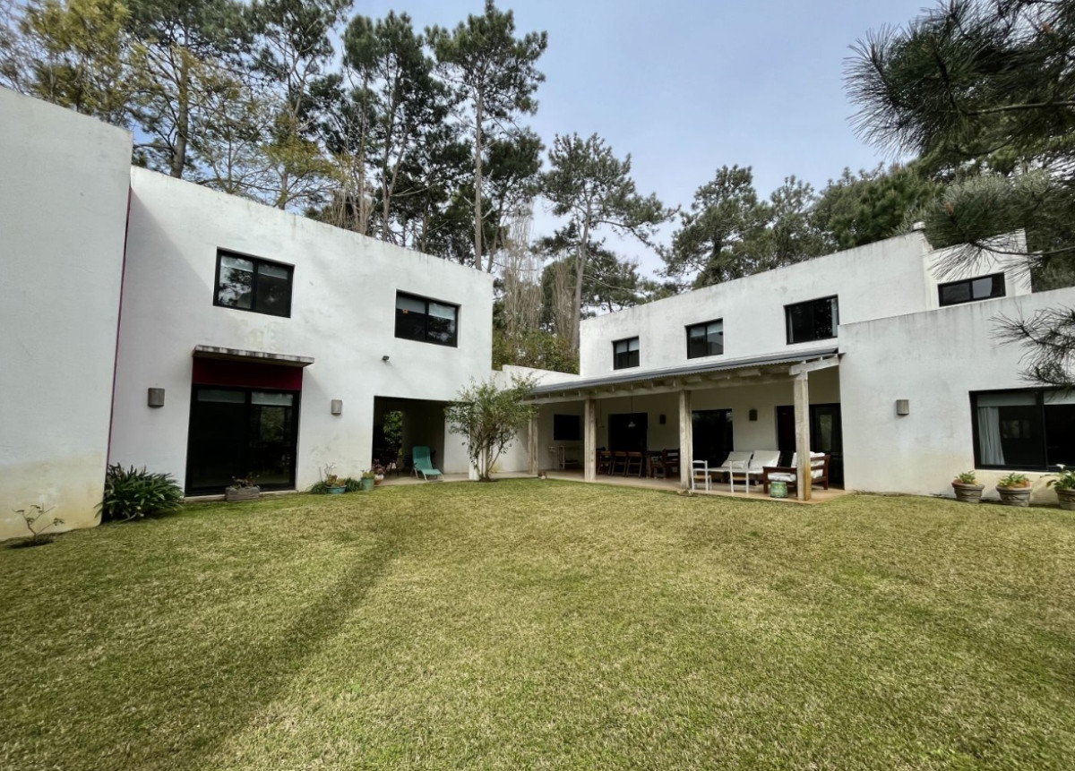 Casa en venta de 7 dormitorios en barrio privado en Laguna Blanca, Punta del Este.