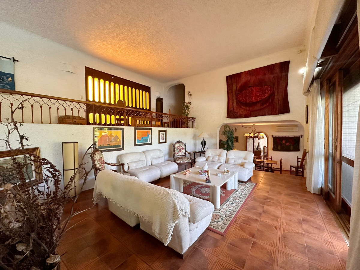 Casa en venta de 4 dormitorios en Cantegril, Punta del Este.