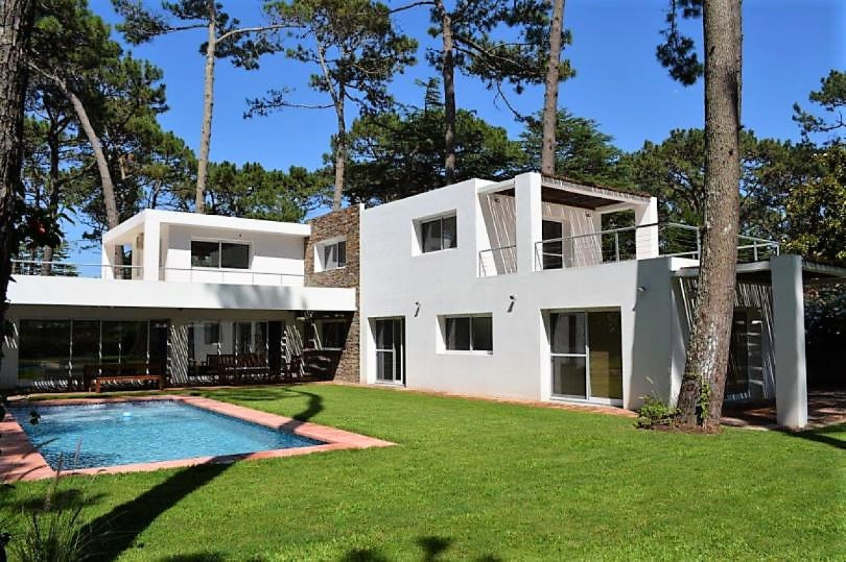 Casa en venta de 4 dormitorios a pasos de la playa Mansa, Punta del Este.