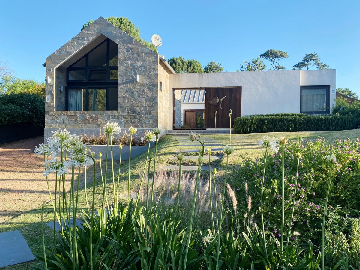 Excelente propiedad en Venta de 4 dormitorios en Pinares, Punta del Este.