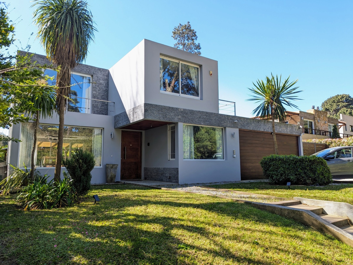 Hermosa casa en venta de 4 dormitorios en Punta del Este.