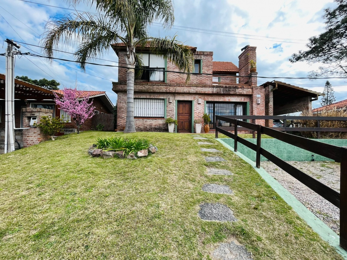 Hermosa casa en venta de 5 dormitorios en Mansa, Punta del Este.