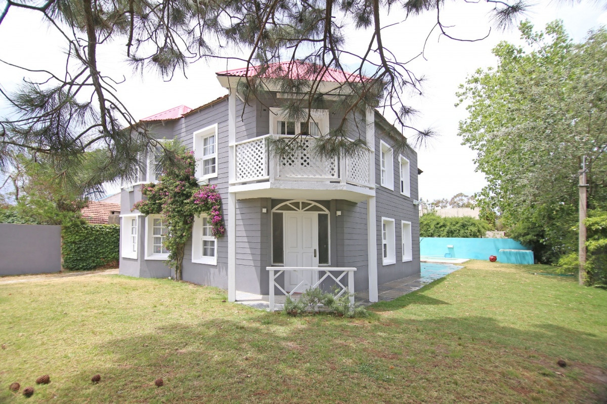 Casa en venta en La Barra a 3 cuadras de la playa, Punta del Este.