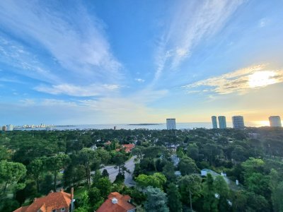 Departamento con vista panorámica desde Punta del Este hasta Punta Ballena, excelente orientación, con los mas lindos atardeceres y vista al mar!

1dormitorio, 1 baño completo, cocina integrada a un living comedor. 

Excelente ubicación cercana a puntos comerciales, de fácil acceso, a minutos de la península!

Cochera para 1 auto y baulera

Amenities: Piscina interna climatizada y externa, gimnasio, sala de cine, cancha de usos múltiples, 4 barbacoas, sala de niños, sala de adolescentes y sala de adultos, recepción 24 hs.

Consultas al +598 99928406
Horacio Lavagna
Sea House Real Estate
Inmobiliaria habilitada Mintur N° 1616


