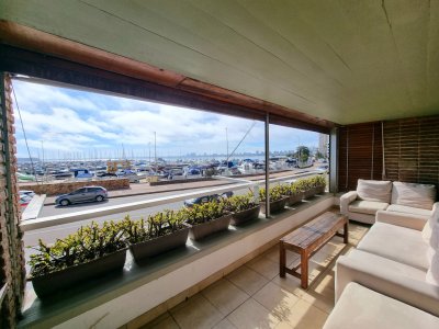 Hermoso departamento con excelente vista al puerto, primera linea, compuesto por living, comedor, terraza, 3 dormitorios, los 3 en suite, cocina definida y lavadero.
Garaje para un auto.

Consulte con nuestro asesores