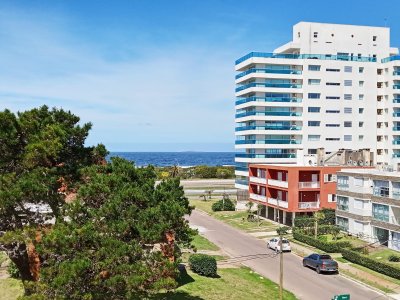 Departamento en Playa Brava, 3 dormitorios, 2 baños (principal en suite), toilette, cocina y lavadero, terraza con vista a playa brava.
Garage - Portero - Piscina - Parrillero.

Consulte con nuestros asesores



