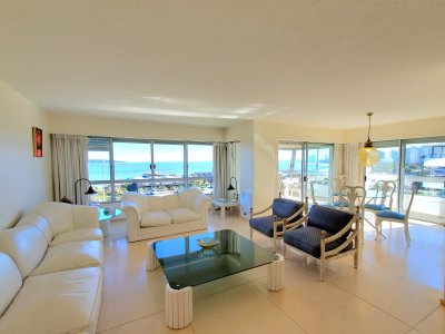 Excelente planta esquinera en playa mansa, muy luminoso, excelente vista al mar, compuesto por living, comedor, terraza cerrada, cocina definida con terraza lavadero,  3 dormitorios, 2 baños, el principal en suite y con terraza propia, dependencia de servicio con baño la cual se puede considerar como un cuarto dormitorio por encontrarse independiente de la cocina.
Garaje para un auto y baulera.-

Consulte con nuestros asesores