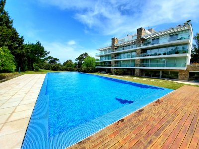 Excelente departamento en Rincón del Indio, destacado por su excelente calidad de construcción y finas terminaciones. 
La unidad se desarrolla en dos plantas: en Planta Alta: gran living comedor con amplios ventanales muy luminoso, terraza, cocina semi integrada, toilette, 3 dormitorios, 2 baños (principal en suite con jacuzzi). 
En planta baja se distribuye en area de tv, comedor con una segunda cocina, laundry con dependencia de servicio, baño completo, parrillero y terraza con salida al jardín.
Garaje con baulera.

Servicios del edificio

Salón de Usos Múltiples
Barbacoa de uso común con Parrilla, cocina y freezer, equipada con mesas y sillas para eventos individuales
Sala de Juegos y cartas.
Micro cine y Sala de TV
Spa - Gimnasio equipado con aparatos de última generación
Sauna y Sala de Relax
Sauna Húmedo
Baños para damas y caballeros con duchas.
Piscina interior climatizada de uso durante todo el año
Piscinas Exteriores Climatizadas e iluminadas para adultos y niños
Solarium y terraza equipados con reposeras, camastros y sombrillas

TERRAZAS DE VILLA BRAVA 
