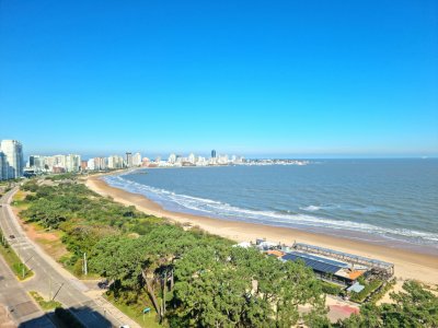 Apartamento en venta Punta del Este, Playa Mansa, con excelentes espacios, vista despejada al mar.

Se destaca por su cómoda distribución y ambientes amplios, combinando confort, funcionalidad y calidad constructiva. 

Cuenta con un luminoso living comedor, gran cocina definida con isla y comedor diario, ideal para quienes realmente disfrutan vivir y compartir el hogar, además de lavadero independiente y parrillero propio.

Dispone de 3 dormitorios, 2 de ellos en suite más dependencia de servicio con baño. 

Todos los ambientes presentan muy buena iluminación natural y excelente circulación.

Una propiedad pensada tanto para residencia permanente como para disfrutar largas temporadas en Punta del Este con total comodidad.

En Sub suelo Garaje con baulera

El edificio ofrece servicios de categoría:
Servicio de mucamas
Servicio de playa
Gimnasio
2 barbacoas totalmente equipadas

Una propuesta difícil de encontrar por su combinación de amplitud, calidez, servicios y ubicación.