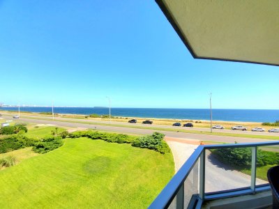 Departamento en venta en la mansa en primera línea al mar, reciclado a nuevo.
3 dormitorios, 2 baños (ppal en suite) toilette, living comedor, cocina definida.
Hermosa terraza con toda la vista al mar y a la península.
Cochera 
Superficie: 110 m

El edificio cuenta con los siguientes servicios:
Piscina
Servicio de playa en verano
Gimnasio
Barbacoa 
Play room
Servicio de mucama opcional
Vigilancia 24 hs.


