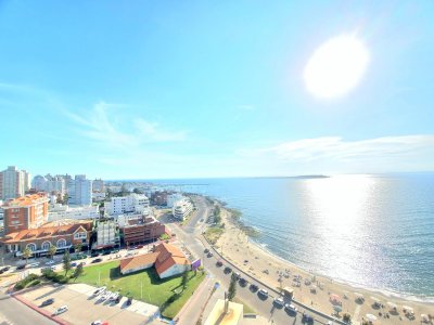 ¡Viva frente al mar en Punta del Este! Esta unidad de 3 dormitorios en suite más toilette ofrece una vista increíble al mar. Cocina definida con lavadero y dependencia de servicio. ¡Consulte con nuestros asesores para obtener más información!