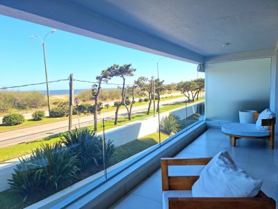 Espectacular departamento en venta en primera linea de playa mansa, construido por el estudio de Arquitectos Mario Roberto Álvarez (MRA+A)
Unidad central de dos dormitorios, dos baños (ppal en suite), toilette, living comedor, terraza al frente, cocina definida con salida a terraza posterior. Losa radiante, aire acondicionado en todos los ambientes, garaje y baulera.
Excelentes amenities como ser piscina exterior con parrillero, piscina interior climatizada, sauna, gimnasio completo, microcine y sala de juegos  Servicio de mucamas y servicio de playa en temporada. 
