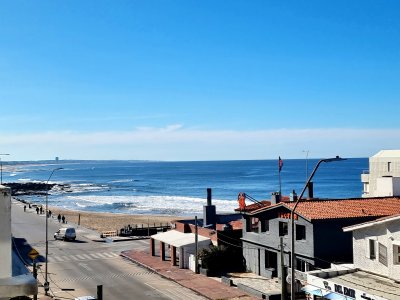 Viví frente al mar en pleno corazón de la Península de Punta del Este, a pasos de la Rambla y con todos los servicios al alcance.

Este impecable apartamento con vista al mar se compone de:
2 dormitorios (1 en suite)
2 baños completos
Cocina definida
Terraza con vista al mar
Garaje para 1 auto

Edificio con servicios :

Servicio de mucamas 3 veces por semana
Portería 
Piscina climatizada
Parrillero de uso común

Ideal tanto para uso permanente como inversión para renta turística. Excelente ubicación en la zona más tradicional y buscada de Punta del Este.

Consultas:
+598 99 928 406
Sea House Real Estate - Punta del Este



