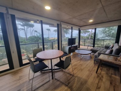Unidad ubicada en primera línea al mar, con excelente orientación solar y vista directa al mar.
Cuenta con dos dormitorios, el principal en suite, dos baños completos, cocina americana, living-comedor con acceso a terraza, y garaje individual.
El edificio dispone de completos servicios comunes:
 Piscina exterior
 Gimnasio
 Sauna
 Sala de juegos
 Barbacoas
 Recepción
 Ascensor
 Sistema de videovigilancia


Por más información o para coordinar una visita, comuníquese con nosotros.







