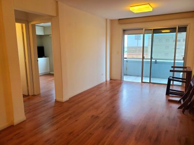 Excelente departamento de 2 dormitorios, 2 baños (ppal en suite), cocina definida, balcón.
Planta de 62 metros, con terraza en azotea con parrillero de uso exclusivo.
Garaje.