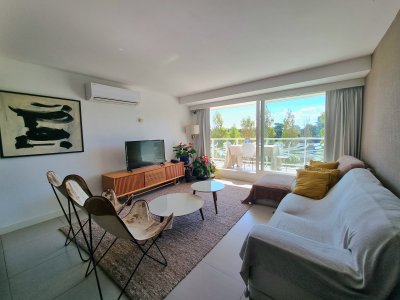 Planta esquinera de 3 dormitorios, 2 baños (principal en suite) más dependencia de servicio con baño.
Excelente orientación solar, dos terrazas living y dormitorio principal.
Amenities de primer nivel

Contribucion inmobiliaria: $ 120.821
Impuesto de Primaria: $ 15.694
Gastos comunes: U$S 950 mensual
