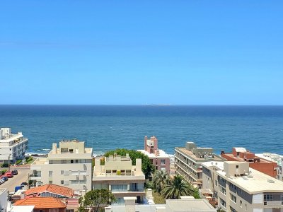 Departamento en venta en piso alto, excelente vista a la Isla de Lobos.
3 dormitorios, 2 baños ( principal en suite), balcón cerrado, cocina definida con terraza lavadero y estar.
Superficie: 92 mts
Servicios del edificio: Recepción las 24 hs, servicio de mucamas todos los días, mantenimiento, gimnasio , sauna, lavadero, sala para chicos.
