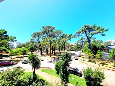 Departamento en venta en Aidy Grill, Plaza México con vista al verde en un entorno arbolado.
1 dormitorio, 1 baño, terraza, garaje para un auto y baulera.

Escribinos para coordinar una visita.