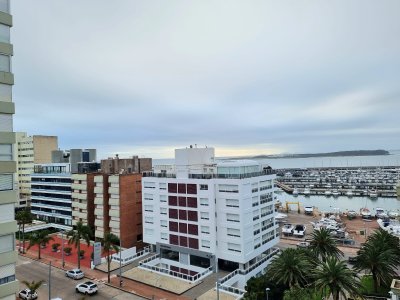 Ubicado en la península con vista lateral al mar, departamento parcialmente reciclado de 1 dormitorio y medio, living, comedor, baño completo, toilette, cocina definida con terraza lavadero. Cochera techada