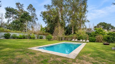 Naturaleza, privacidad y confort en un entorno residencial privilegiado.

Ubicada en el Barrio Privado La Arbolada, esta propiedad se desarrolla sobre un amplio terreno de 1.199 m², rodeado de vegetación y árboles de gran porte, ofreciendo un entorno ideal para disfrutar de la tranquilidad y la vida al aire libre.

La casa cuenta con 163 m² edificados, distribuidos en ambientes cómodos y funcionales.

Dispone de un acogedor living con estufa a leña y amplios ventanales, comedor, cocina definida y 4 dormitorios, con 3 baños, incluyendo dormitorio principal en suite.

Uno de sus principales atractivos es el espacio exterior: un amplio jardín con piscina privada, rodeado de verde, que invita a disfrutar del entorno natural.

La propiedad cuenta además con un generoso parrillero techado, equipado con una amplia mesa para reuniones familiares y sociales, y un agradable sector de deck exterior destinado al descanso.

Una casa que combina la calidez de sus interiores con amplios espacios exteriores, ideal tanto para residencia permanente como para disfrutar de largas estadías en Punta del Este.

Características principales:

Terreno: 1.199 m²

Superficie edificada: 163 m²

4 dormitorios, principal en suite

3 baños

Living con estufa a leña

Cocina definida

Parrillero techado

Piscina privada

Amplio jardín arbolado

Deck exterior

Precio de venta: US$ 700.000

Sea House Real Estate
Consultanos para recibir más información o coordinar una visita.