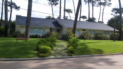 La casa se desarrolla en 1200 mts de terreno y 240 edificados.
Gran living comedor con estufa a leña, comedor, cocina definida y toilette.
4 dormitorios dos de ellos en suite, 3 baños, dependencia de servicio.
Jardín, piscina climatizada y parrillero y lavadero.
Todos los ambientes cuentan con aire acondicionado.

Consulte !!
