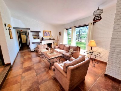 Casa muy próxima al mar en agradable entorno, con living, comedor, estufa a leña. 4 dormitorios , 3 baños (2 en suite), cocina definida,  parrillero, cochera.



