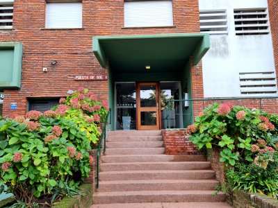 Unidad de 1 dormitorio con placard, baño reciclado, cocina definida con terraza lavadero y living comedor muy luminoso.
Ubicado estratégicamente en la ciudad de Maldonado con excelente conectividad a pasos de servicios, instituciones educativas, centros de salud y transporte público.
Edificio con ascensor, parrillero, salón de usos múltiples y cocheras de uso común.
Ideal para vivienda permanente o inversión.

Contáctenos para más información o para agendar una visita.



