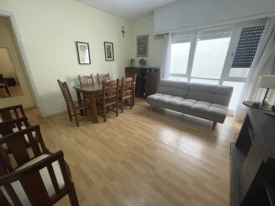 Apto en planta baja , cómodo bien ubicado 