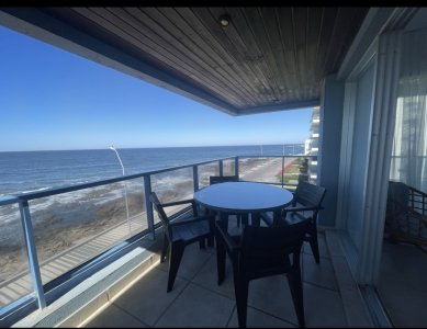 Amplia terraza con parrillero y vista a la Playa Brava 