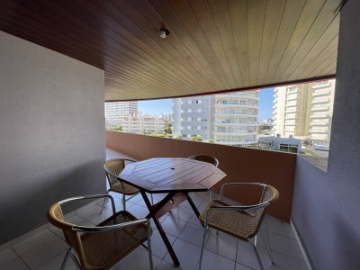 A pocos mts de Playa Brava, amplia terraza, vista lateral 